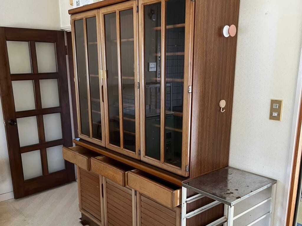 泉区松陵の不用品回収事例　食器棚